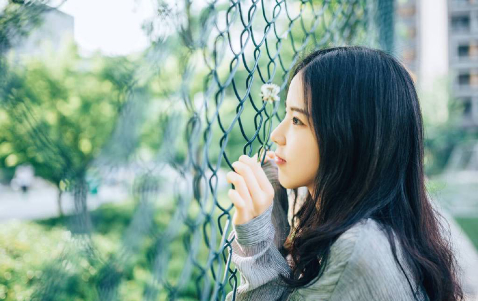 “将军，我等敬佩您为人，只是……”王累次子此刻抬起头来，认真的看向张任：“君无道，臣子弃之，如今刘璋昏庸，内行暴政，迫害臣子，做出君辱臣妻这等败德之事，君既已失其节，我等臣子又何必追随于他？望将军三思！刘璝将军不是第一个，也绝不是最后一个！您杀不完的！”